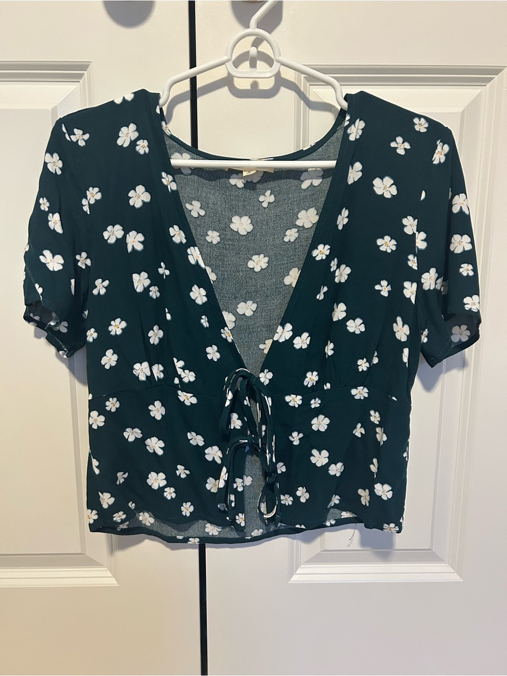 La Hearts Dark Green Floral Tie-Front Crop Top